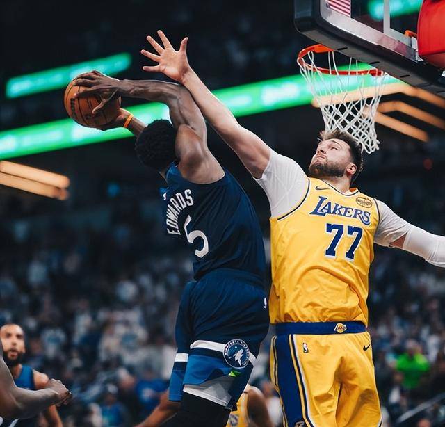 ag体育平台-洛杉矶湖人训练开放日，清晨伤情更新引欢呼，足总杯在即，训练强度明显提升